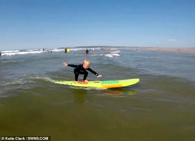 Video: Màn lướt ván của bé trai 4 tuổi khiến người xem trầm trồ